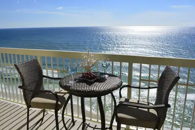 Image de Superbe 3 Chambres / 3 Bains ** 3 Lits King! * Balcon enveloppant! + Service de plage!