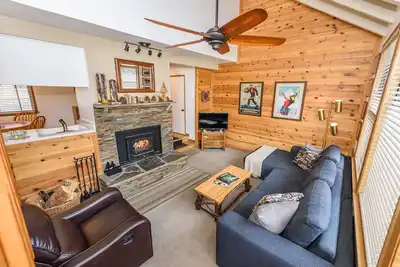 Image de Propre et confortable Condo avec wifi / Netflix 1 heure de Yosemite.
