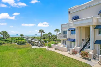 Image de Condo spacieux avec une vue incroyable! plage tranquille! 5 minutes de Port Canaveral!