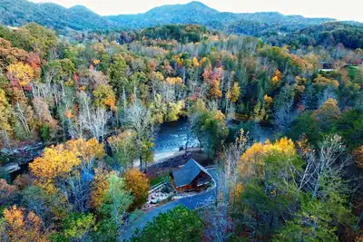 Image de Le paradis au bord des rivières! Une cabane en rondins privée au bord de l’eau, à proximité des pistes