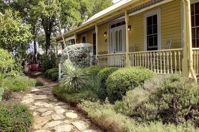 Image de Gruene's Yellow Haus & Suite, pour 1 Ă 14 personnes, Ă pied de Gruene Hall & River