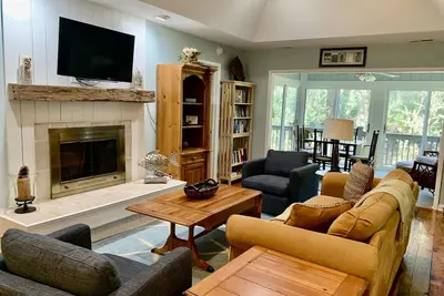 Image de Cottage préféré - Piscine communautaire, cuisine et salles de bain rénovées, véranda