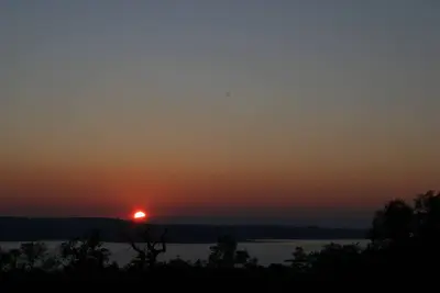 Image de Vues relaxantes sur le lac Ă Gateway to Motherlode \/ Sierra Foothills & Yosemite