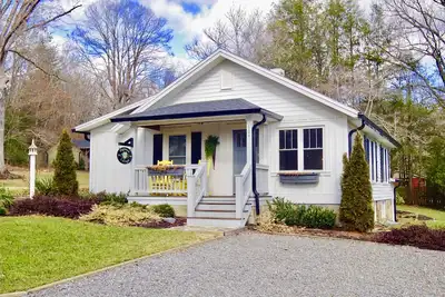 Image de Dogwood Cottage-Walk Ă Downtown Black Mountain
