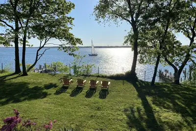Image de Escapade tranquille en bord de mer avec quai, vues magnifiques sur le coucher du soleil!