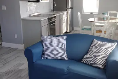 Image de Nouvelle liste! Crashing Seaglass Contemporain 2 Br / 1 Ba Beauté! ! !