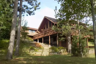 Image de Beautiful Home Log sur le lac paisible, avec Guest Cabin
