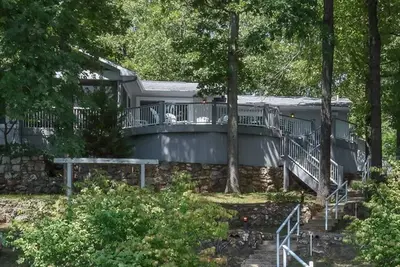Image de Waterfall Cove - Une vraie maison de rĂŞve de lac - Style Ranch - 11. 5 Mm Osage Arm