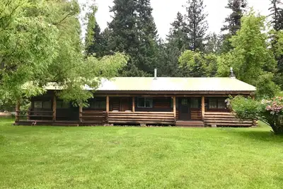 Image de Chalet en rondins avec accès au lac dans un magnifique cadre boisé