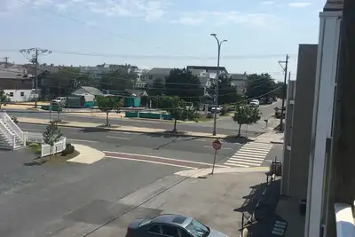 Image de 1 pâté de maisons de la plage! Suédois St. 4 Bed / 3 Bath Condo à Dewey Beach pour 10 personnes