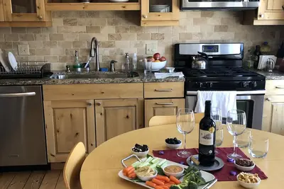 Image de Très bien situé en ville! Propre, nouveau, adorable condo proche de tout.