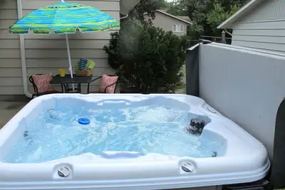 Image de Emplacement parfait rénové avec nouveau bain à remous, immense espace barbecue, table de ping-pong!