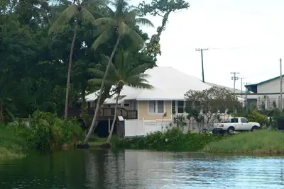 Image de Bord de l'eau dans le coeur de Hilo, 1 bloc pour les hôtels. Construit sur étang w \/ fish & tortues.