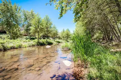 Image de Oak Creek privé Oasis à West Sedona sur 2 acres! Maison de 3000 pc avec ruisseau! !