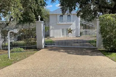 Image de Propriété au bord du lac avec piscine privée et bain à remous
