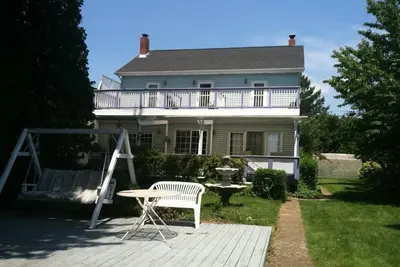Image de 5 chambres! 5 salles de bain! Dock de 300 pieds! Front de l'eau! Conviviale et familiale!