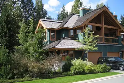Image de Luxury Whistler Accomodations - Maison de ville Montebello 4 chambres - Bain à remous - WiFi