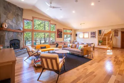 Image de La montagne rencontre le moderne dans une superbe maison de High Sierra