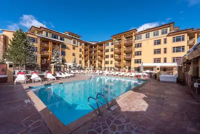 Image de Meilleur emplacement Penthouse, piscine, bain à remous, ski in / ski out * Golf Conde Nast *