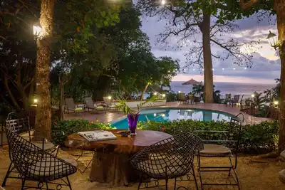 Image de Étonnamment Belle Accueil 9br \/ 9ba avec vue sur l'océan!