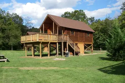 Image de Log Cabin, bain à remous 6 personnes! Plus de 150 verges de la rivière!