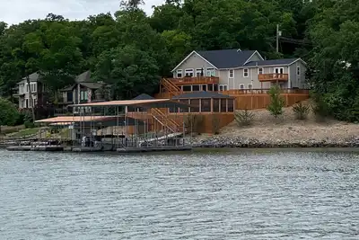 Image de Fantastique maison sur Point in Cove avec une eau calme avec un énorme quai privé