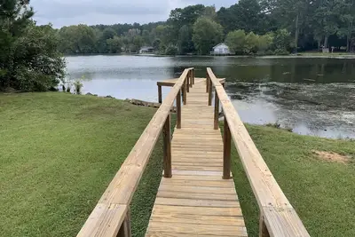 Image de Dockside Cottage - directement sur un petit lac rempli. Wi-fi et câble gratuits!