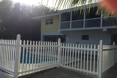 Image de Canal Front Home Avec Piscine Et Spa