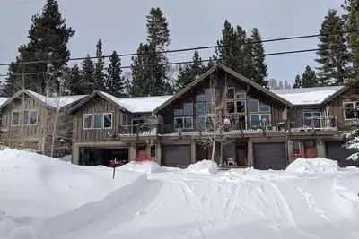 Image de Condo de luxe avec 2 chambres et 2 salles de bain - Parfait pour une famille remplie de plaisir!