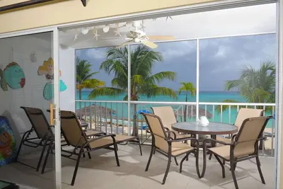 Image de Spectaculaire Oceanfront sur Pristine 7 Mile Beach Discovery Point Club # 14