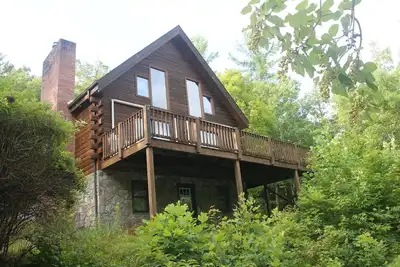 Image de Belle cabane privée en rondins niché dans une communauté fermée avec vue sur la montagne