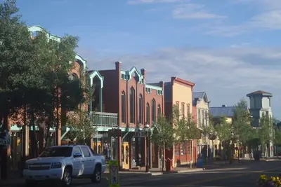 Image de 2 chambres 2 1/2 maison de ville 1 pâté de maisons de la ville et des pistes