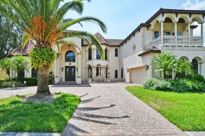 Image de Le Grand Manoir Formosa! Lakefront! Piscine à débordement et spa! Cinéma! Pur luxe!