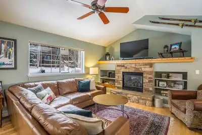 Image de Homey & Spacieux 4-Level Condo