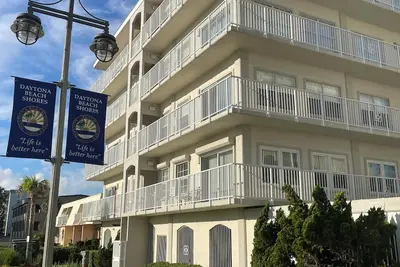 Image de Beach Condo 2ba / 2br avec plage et vue sur le fleuve. Spa / Lap Pool.
