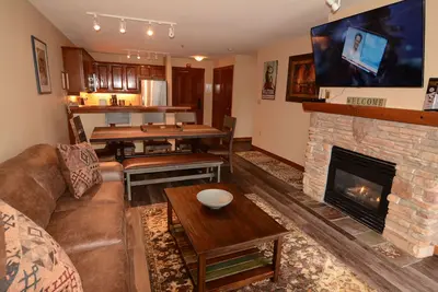 Image de Vue sur la montagne / le village Premium Condo ski-in / out spacieux pour 8 personnes. A / C d'été