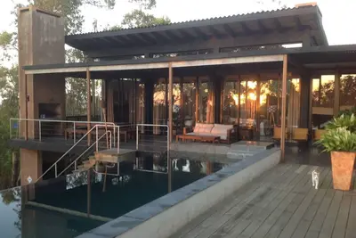 Image de Maison de designer moderne avec vue sur la mer
