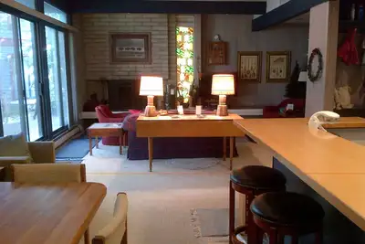 Image de Emplacement génial! Spacieux! Courte promenade vers les pentes et la ville!