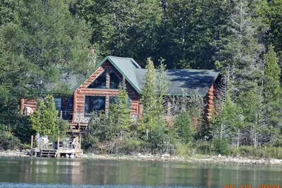 Image de Deluxe Beachfront Log Home sur le lac Huron à D. I. offre intimité, vues, Wifi