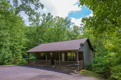 Image de Lune de miel \/ anniversaire Pigeon Forge Secluded Cabin-Mountain View