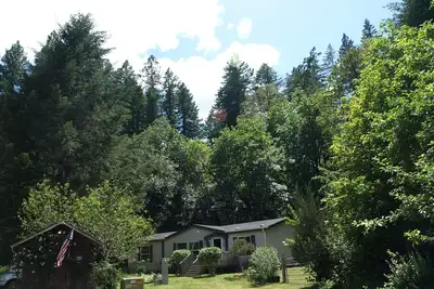 Image de 3bdrm / 2ba Secluded & Convenient, cour clôturée de 1 acre, 15 min. à la forêt de séquoias