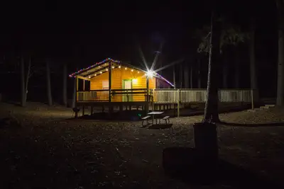 Image de Bass Cabin: Cabine au bord du lac entièrement meublée. Joliment décoré pour le confort.