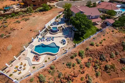 Image de Vues à couper le souffle | Cour de style Resort! 7 chambres \/ 4 salles de bain 4300 pc Maison privée