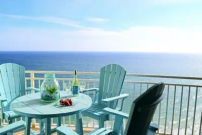 Image de Ocean Front 9e étage Luxe 2 King bdr + dortoir. Chaises de plage inclus.