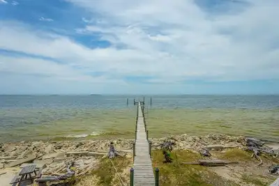 Image de Pêcher une jetée ici! Belle maison sur la baie avec un quai pour votre bateau!