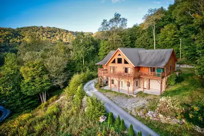 Image de Sindy's Ranch: Connectez-vous à la maison en face de Sugar Mtn. Jacuzzi, table de billard, Vues!