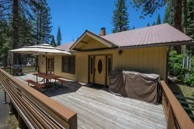Image de Apple Tree Bear House se trouve à 6, 4 km à l'intérieur du parc national de Yosemite dans le quartier calme et. . .