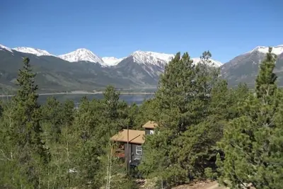 Image de 3 chambres, 3-Niveau Cabin-Spectacular Mountain Lake et Vues!