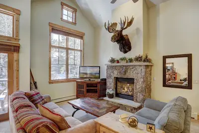 Image de Ski-in Mtn access Townhome w / navette privée gratuite, à pied du centre historique