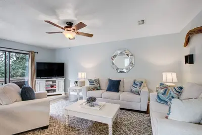 Image de Forest Ridge Villa fabuleux récemment rénové - À quelques pas de la plage